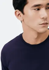 Camiseta básica de manga corta y cuello redondo, color rojo oscuro.