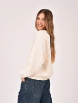 Buzo negro de cuello redondo, manga larga y puños y dobladillo acanalados.