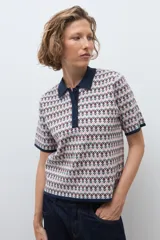 Sweater de punto con diseño jacquard, cuello polo con cierre de botones y mangas cortas con terminación en contraste.