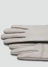 Guantes largos de cuero de piel ovino en color gris claro, con forro interior de poliéster.