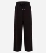 Pantalón de corte recto y calce suelto, confeccionado en tejido de viscosa, poliéster y elastano. Presenta cintura elástica con cordón ajustable con punteras metálicas, recortes frontales y bolsillos traseros.