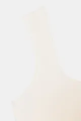 Top ajustado color blanco hueso, con escote cuadrado y tirantes anchos.