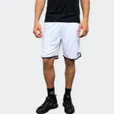 Short deportivo Umbro color blanco con detalles en negro en el ruedo y logo de la marca estampado en la pierna izquierda.