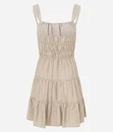 Vestido corto de silueta evasé color celeste, con escote recto y detalle de lazo en el centro. Posee breteles medianos, cintura elástica fruncida y falda con volados escalonados.