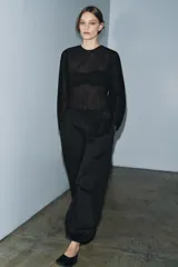 Pantalón negro de tiro medio con cintura ajustable mediante cordones y bajo abullonado con puño elástico.