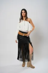 Blusa blanca con un hombro descubierto, manga larga con volados y textura arrugada.