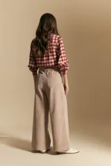 Pantalón wide leg de pana color tostado, de tiro alto con cierre de botones frontales visibles y bolsillos laterales.
