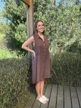 Vestido camisero color beige, sin mangas, de lino italiano con botones de nácar.