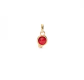 Dije charm con forma de globo, bañado en oro de 18k y con piedra roja.