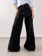 Jean wide leg negro de tiro alto y corte holgado con piernas anchas.