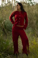 Pantalón tejido de corte ancho, color bordó, con elástico y tancas en la cintura.