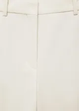 Pantalón de vestir color crema, de corte recto y diseño acampanado, con trabillas en la cintura, bolsillos laterales y cierre oculto.