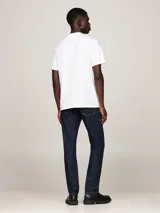 Remera de cuello redondo y manga corta de la marca Tommy Hilfiger. Presenta un diseño minimalista en color blanco con el logo de la marca bordado en el pecho.