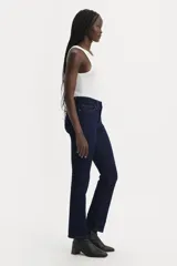 Jeans Levi's 314 Shaping Straight de tiro medio, corte ajustado en cadera y muslos, y pierna recta. Confeccionados con tecnología Levi's Sculpt Hypersoft y panel Tummy-Slimming.