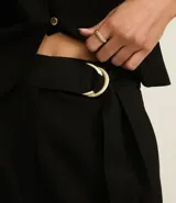 Short negro de corte sastrero, cintura alta con cinturón con hebillas dobles de estilo media luna.