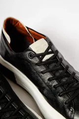 Championes urbanos Urban Haus, color beige con suela de plataforma en tono tostado y detalle en cuero marrón en el talón.