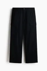 Pantalón cargo negro de sarga de algodón, con bolsillos laterales con solapa en las perneras y corte relajado.