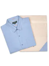 Camisa de manga corta RKF color celeste, confeccionada en lino orgánico, con cuello camisero, cierre frontal de botones, bolsillo ojal en el pecho con logo bordado y detalles estampados en el interior del cuello.