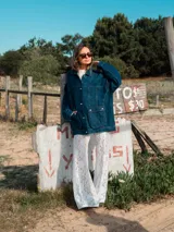 Campera de jean azul con cuello clásico, cierre frontal con botones, mangas largas y bolsillos con solapa en el pecho.