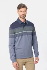 Remera tipo polo de manga larga con diseño de rayas horizontales en tonos azul marino, marrón, gris y blanco. Presenta cuello de tela tipo denim y cierre frontal con botones ocultos.
