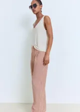 Pantalón recto de tiro medio con diseño de rayas y detalle de pinzas, forro interior y bolsillos laterales y traseros.