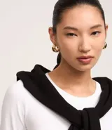 Blusa de algodón color negro, de corte ajustado, con cuello redondo y mangas largas.