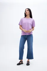 Remera de algodón color lila con cuello redondo y manga corta. Presenta un pequeño bordado en el pecho con texto en color blanco.