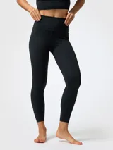 Calza deportiva de tiro alto y largo hasta el tobillo, color negro, confeccionada en tejido suave con tecnología Aloe Vera.