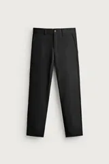 Pantalón chino negro slim fit de corte recto, con bolsillos frontales, trabillas para cinturón y cierre frontal con cremallera y botón.