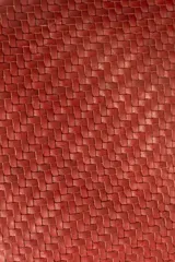 Bandolera de gamuza color marrón con diseño de media luna, decorada con tachas metálicas doradas distribuidas en el frente. Cuenta con cierre superior metálico y correa larga ajustable para llevar cruzada.