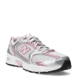 Championes New Balance modelo 530, con diseño retro y deportivo. Presentan una base de malla blanca con superposiciones en cuero sintético plateado y detalles en color rosado. Cuentan con entresuela con tecnología ABZORB para mayor amortiguación y suela de goma resistente.