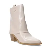 Botas cortas color nude, de cuero sintético, con caña ancha y plegada, punta fina y taco ancho de madera.