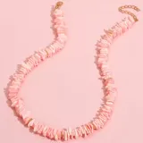 Collar corto de calcedonia rosa irregular con cierre de mosquetón dorado ajustable.