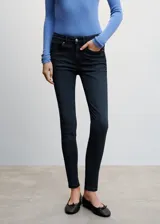 Jeans de corte skinny y tiro bajo, confeccionados en tejido denim elástico de algodón. Presentan diseño clásico de cinco bolsillos, trabillas para cinturón y cierre frontal con cremallera y botón.