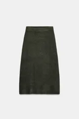 Falda midi de punto con textura suave y cintura elástica, de corte recto y diseño minimalista.