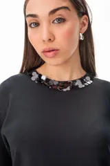 Remera negra de viscosa con cuello redondo y mangas cortas.