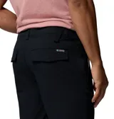 Short negro Columbia modelo Roc Tech Short, de diseño clásico y funcional, con trabillas para cinturón y múltiples bolsillos.