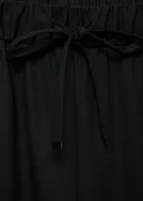 Pantalón de vestir negro de corte recto y pernera ancha, confeccionado en tejido fluido. Presenta cintura elástica con cordón ajustable y diseño de tiro medio.