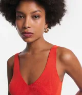 Musculosa negra de tejido de punto acanalado, con escote en V profundo y tirantes anchos.