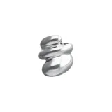 Anillo de metal con baño de plata, de diseño voluminoso y orgánico en forma de espiral con múltiples ondas.