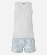 Conjunto de pijama compuesto por musculosa lisa con botones y short de cuadros vichy con cintura elástica y ruedo con volados.