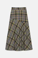 Falda midi de corte evasé con diseño de cuadros escoceses en tonos gris, negro y amarillo. Presenta un diseño de paneles con cortes asimétricos y cierre lateral.
