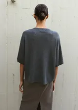 Chaleco de punto gris oscuro con escote redondo y mangas cortas holgadas.