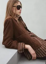 Camisa de algodón con diseño de rayas verticales en tonos marrón y beige, de manga larga, cuello camisero y cierre frontal de botones.