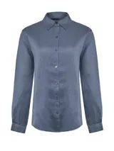 Camisa de manga larga confeccionada en lino orgánico, con cuello camisero clásico y cierre frontal de botones. Presenta un diseño de corte recto y acabado en color índigo.