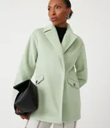 Saco cruzado de mujer color verde menta, con cuello solapa y manga larga. Presenta bolsillos frontales con solapa y cierre de botón.