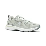 Championes Hi-Tec Boston Roads color gris claro con detalles en blanco y plateado. Capellada de malla y cuero sintético, entresuela de goma y suela de caucho.
