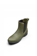 Bota de caña baja tipo Chelsea color negro, con elásticos laterales, suela track y taco bajo.