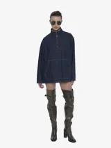 Buzo de algodón color azul oscuro, tipo anorak o sudadera de media cremallera, con cuello alto y bolsillo canguro frontal.