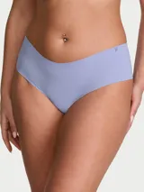 Panty cheeky de tiro bajo color celeste, confeccionado en microfibra sedosa con bordes cortados para un acabado invisible bajo la ropa.